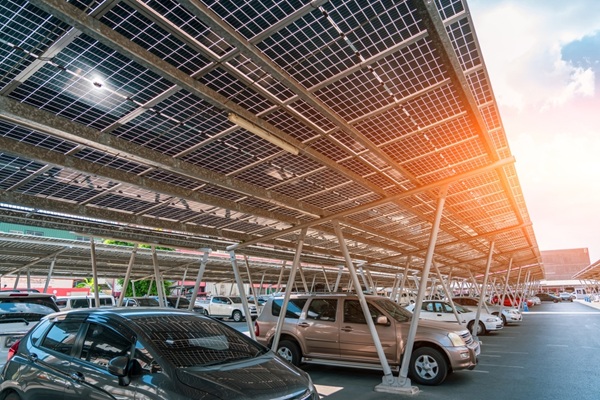 Panneaux photovoltaïques et équipement des parkings : un délai supplémentaire ?